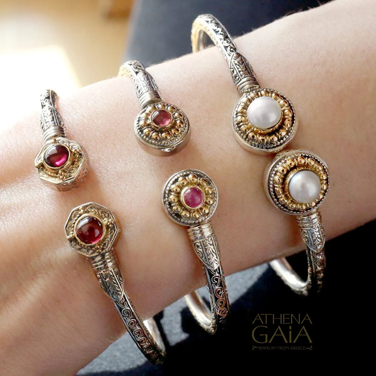 Color Fountain Large Face Circular Hinge Open Bracelet